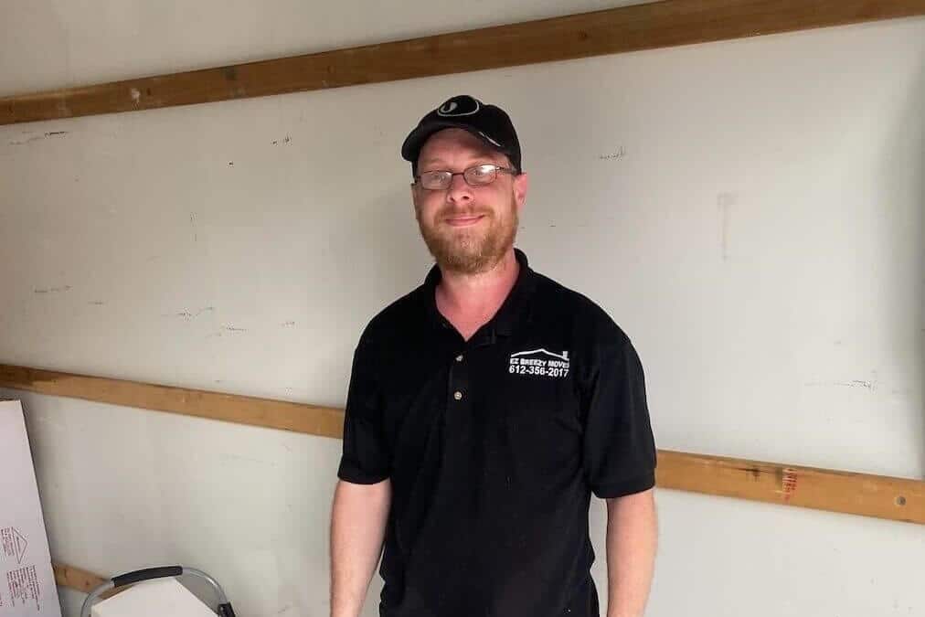 St paul Movers crew member ready for moving service in St Paul MN
